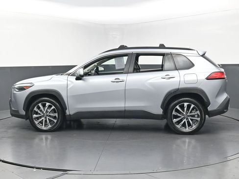 Used 2022 Toyota Corolla Cross XLE w/ Convenience Package image 8