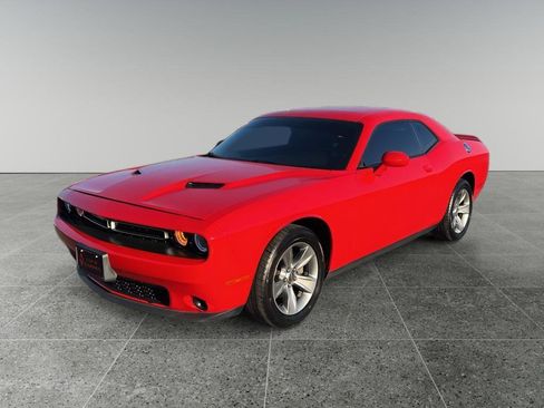 Used 2019 Dodge Challenger SXT image 3