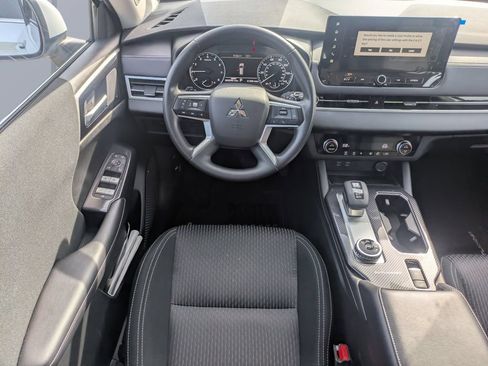 Used 2025 Mitsubishi Outlander ES FWD image 15