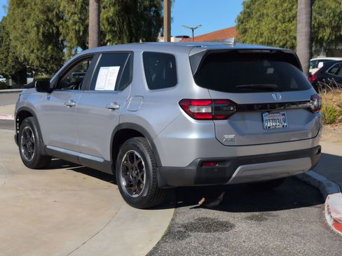 Used 2025 Honda Pilot EX-L image 3