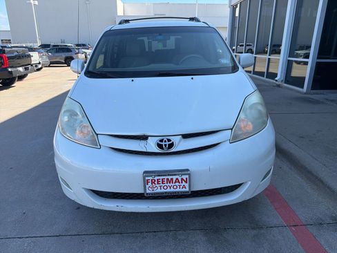 Used 2009 Toyota Sienna XLE FWD image 3