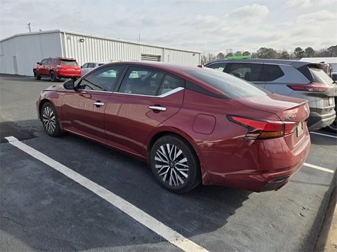 Certified 2024 Nissan Altima 2.5 SV w/ SV Premium Package image 3