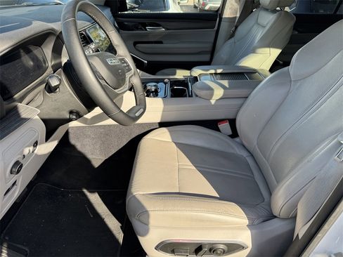 Certified 2024 Jeep Wagoneer L Series II w/ Flexible Seating Group image 23