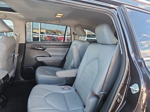 Used 2021 Toyota Highlander XLE image 23