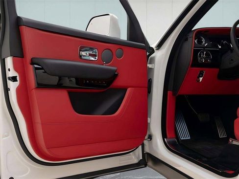 Used 2023 Rolls-Royce Cullinan image 19