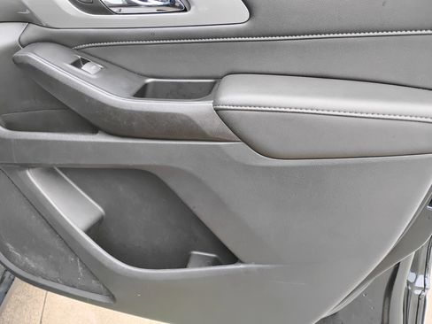Used 2023 Chevrolet Traverse LT image 20