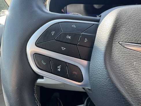 Used 2023 Chrysler Pacifica Limited w/ Uconnect Theater Family Group FWD image 19