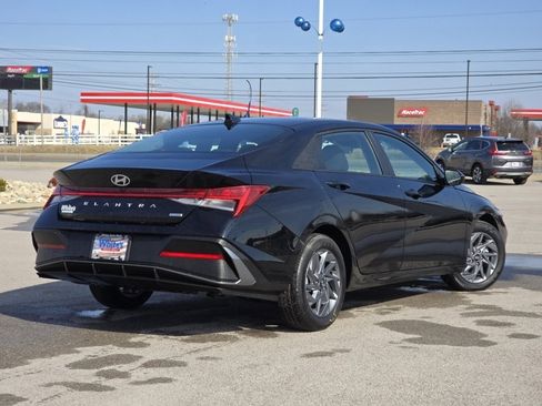 Used 2025 Hyundai Elantra Blue image 16