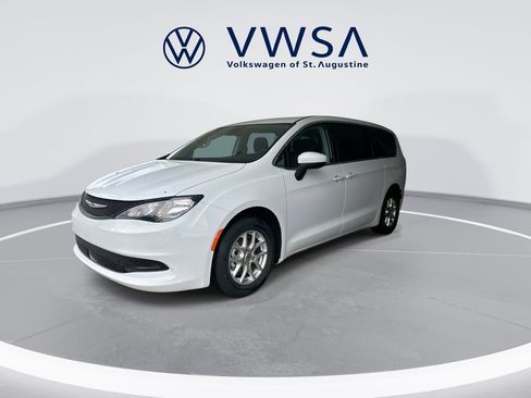 Used 2023 Chrysler Voyager LX FWD image 4