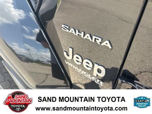 Used 2018 Jeep Wrangler Unlimited Sahara AWD/4WD image 10