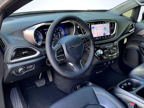 New 2026 Chrysler Pacifica Select image 6