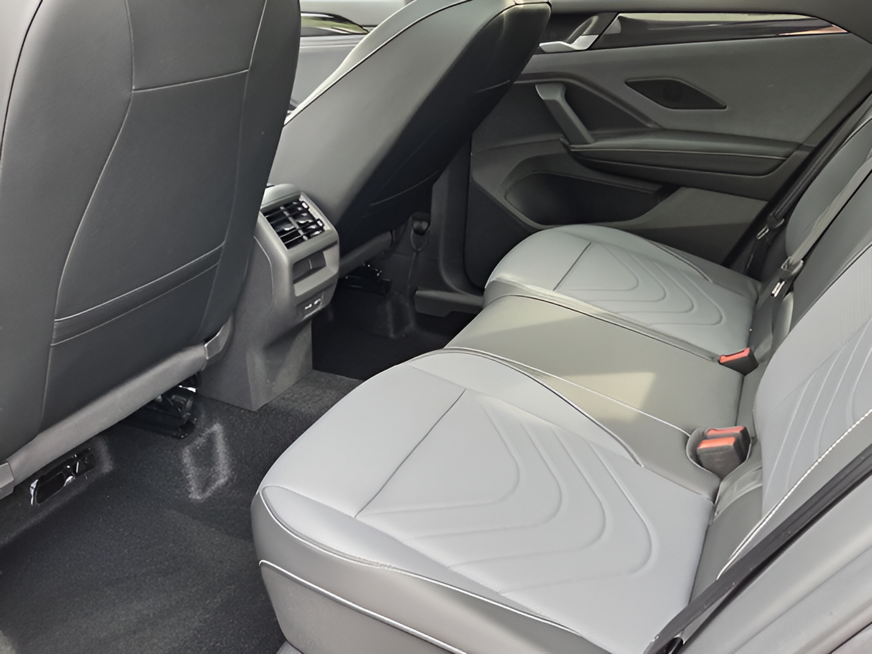 New 2026 Volkswagen Tiguan SE R-Line FWD image 14