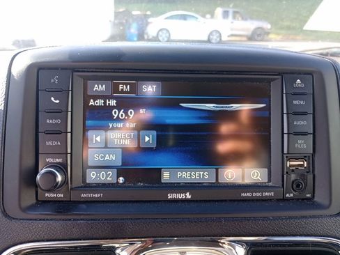 Used 2014 Chrysler Town & Country Touring image 26