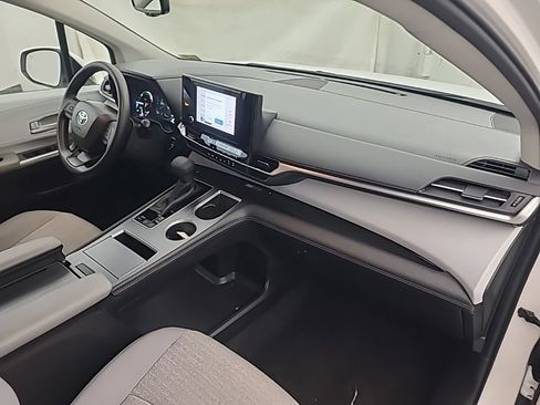 Used 2026 Toyota Sienna LE FWD image 14