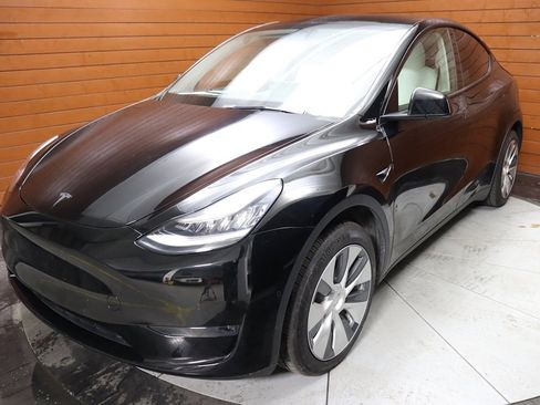 Used 2021 Tesla Model Y Long Range image 7