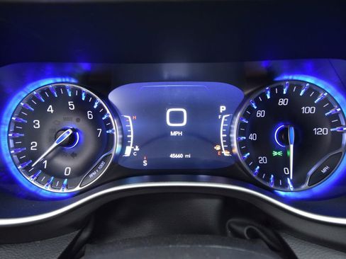 Used 2024 Chrysler Pacifica Touring-L image 19