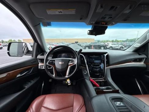 Used 2019 Cadillac Escalade Luxury RWD image 2