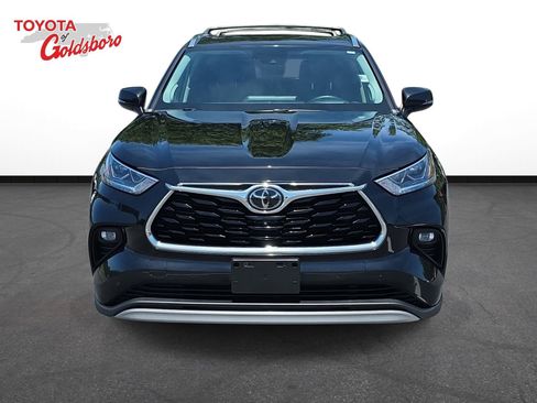 Used 2021 Toyota Highlander Platinum AWD/4WD image 2