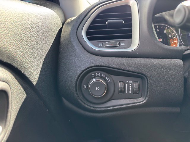 Used 2018 Jeep Renegade Latitude FWD image 18