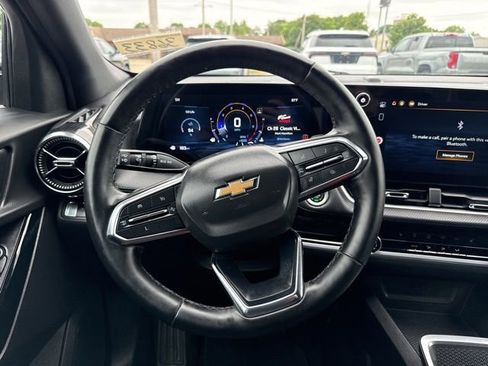 Used 2025 Chevrolet Equinox LT FWD image 3