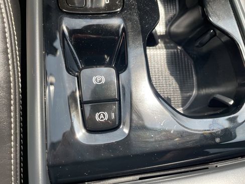 Used 2022 Volvo XC40 T5 R-Design w/ Advanced Package image 21