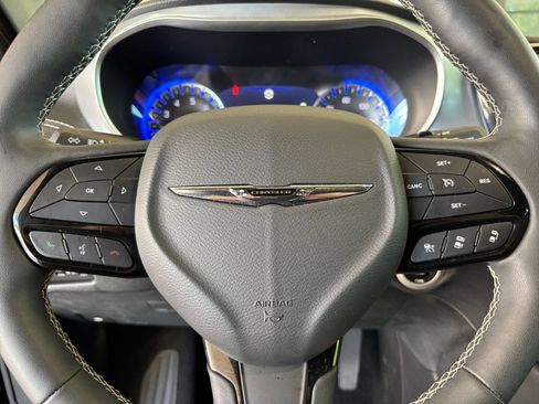 Used 2025 Chrysler Pacifica Limited FWD image 31