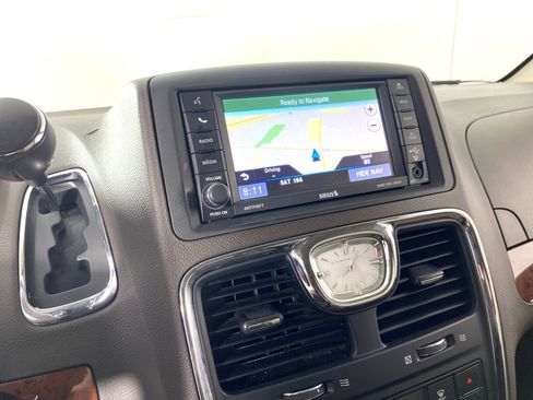 Used 2014 Chrysler Town & Country Touring FWD image 2