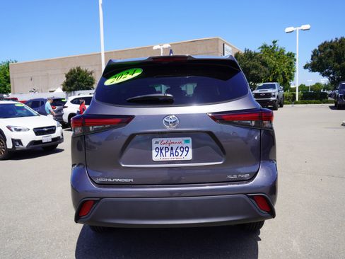 Used 2024 Toyota Highlander XLE AWD/4WD image 9