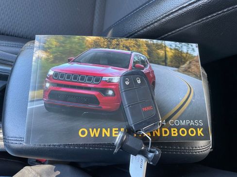 Used 2024 Jeep Compass Latitude image 42