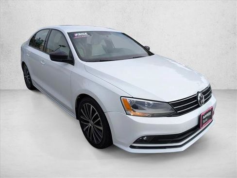 Used 2016 Volkswagen Jetta Sport FWD image 3