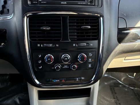 Used 2019 Dodge Grand Caravan SXT FWD image 13