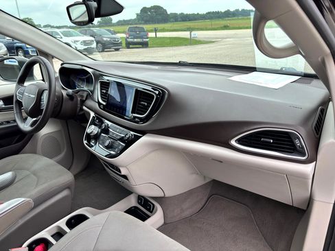 Used 2017 Chrysler Pacifica Touring w/ Tire & Wheel Group image 25