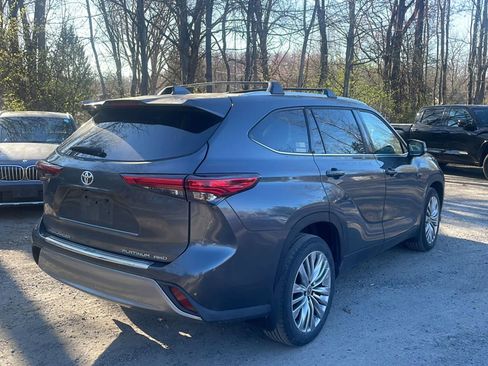 Used 2023 Toyota Highlander Platinum image 11