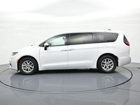 Used 2023 Chrysler Pacifica Touring-L FWD image 9