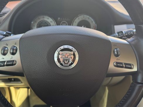 Used 2011 Jaguar XF image 16