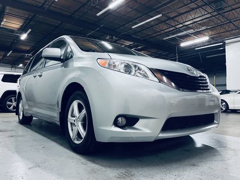Used 2017 Toyota Sienna LE FWD image 3