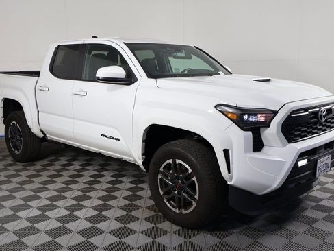 Used 2024 Toyota Tacoma TRD Sport image 3