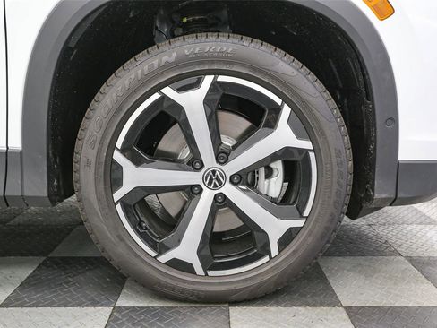 New 2025 Volkswagen Tiguan SE image 13