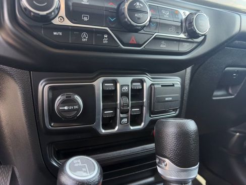 Used 2022 Jeep Wrangler Unlimited Sport AWD/4WD image 8