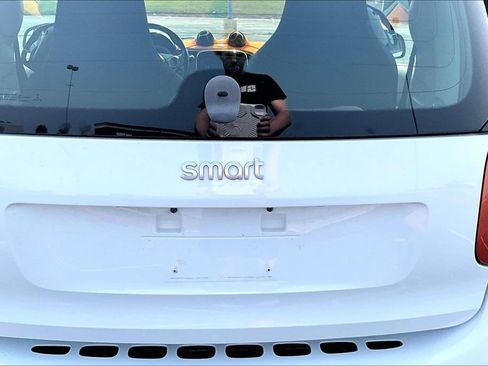 Used 2016 smart fortwo passion RWD image 8