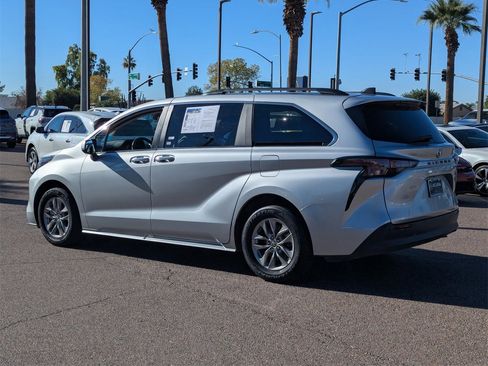 Used 2024 Toyota Sienna XLE image 4