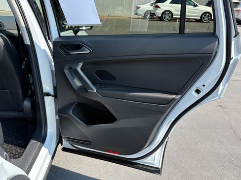 Used 2018 Volkswagen Tiguan SEL AWD/4WD image 30