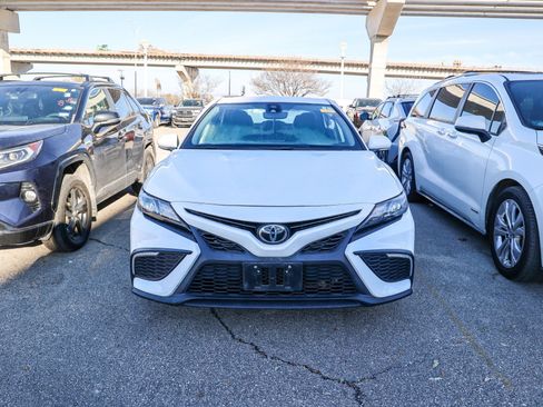 Used 2023 Toyota Camry SE image 4