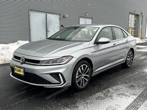 Certified 2025 Volkswagen Jetta SE image 3