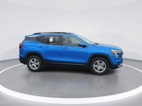 Used 2024 GMC Terrain SLE w/ Driver Convenience Package image 9