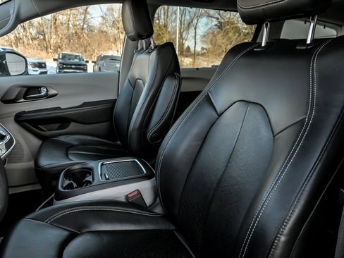 Used 2022 Chrysler Pacifica Touring-L image 15