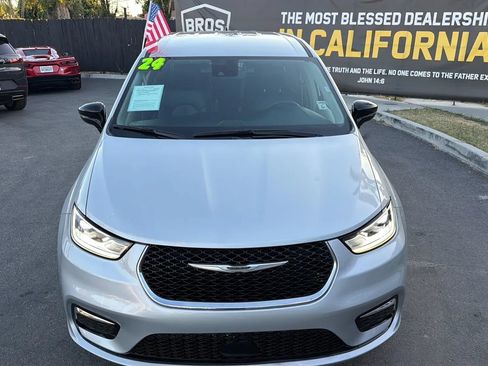 Used 2024 Chrysler Pacifica Touring-L FWD image 10