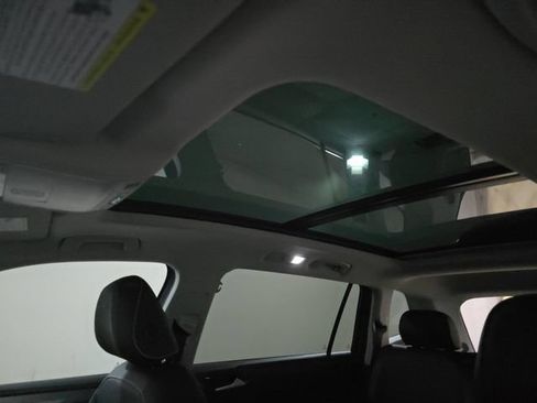 Used 2022 Volkswagen Tiguan SE w/ Panoramic Sunroof Package AWD/4WD image 10