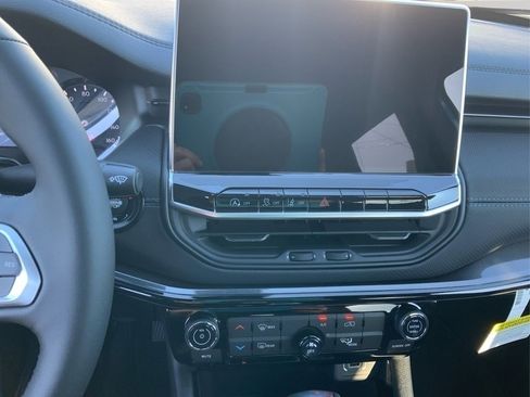 New 2026 Jeep Compass Latitude image 12