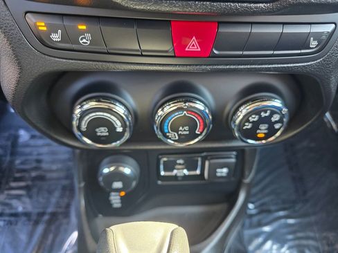 Used 2017 Jeep Renegade Latitude w/ Cold Weather Group image 25